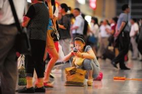 5月26日，武廣高鐵長(zhǎng)沙南站，因?yàn)楦哞F設(shè)備故障，滯留了大量旅客。圖/記者李坤