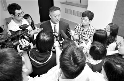 6月5日，商務(wù)部新聞辦公室召開(kāi)“中歐光伏產(chǎn)品貿(mào)易摩擦”專題發(fā)布會(huì)。發(fā)布會(huì)結(jié)束后，中國(guó)機(jī)電產(chǎn)品進(jìn)出口商會(huì)會(huì)長(zhǎng)張鈺晶接受記者采訪。新京報(bào)記者