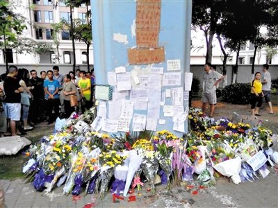 　昨日，廈門市民在BRT的橋墩下放上鮮花悼念逝者。新京報記者 郭鐵流 攝