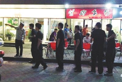 6月13日晚10點(diǎn)，朝陽區(qū)國(guó)美第一城附近，一名城管隊(duì)員帶領(lǐng)一隊(duì)協(xié)管例行巡查街邊大排檔。新京報(bào)記者 尹亞飛 攝