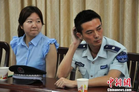 圖為參與“體驗式執(zhí)法”的兩名城管隊員?！埱邸z