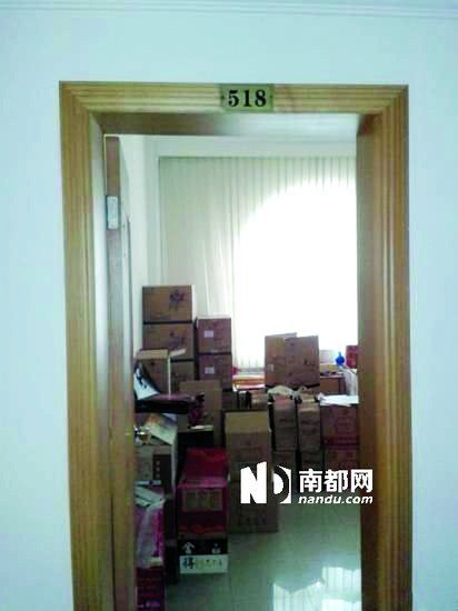 　江蘇靖江市工商局餐廳倉庫里被爆堆滿了高檔酒。