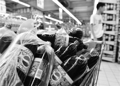 昨日，浙江省杭州市，在一家超市里拍攝到的百事可樂。近日，百事可樂再次遭遇“致癌風(fēng)波”。圖/CFP