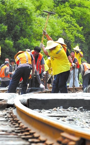 北京一輛大貨車(chē)剎車(chē)失靈撞火車(chē) 列車(chē)3節(jié)車(chē)廂受損