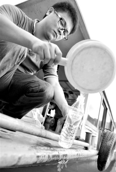 昨日，合面獅段水域，工作人員在取水檢測。據(jù)新華社