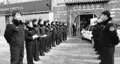 “列隊(duì)執(zhí)法”。