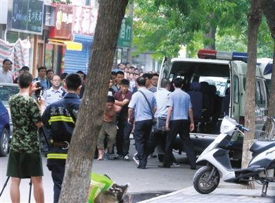 女童安全獲救后，嫌疑人被制服并由民警押出餐館。新華社發(fā)