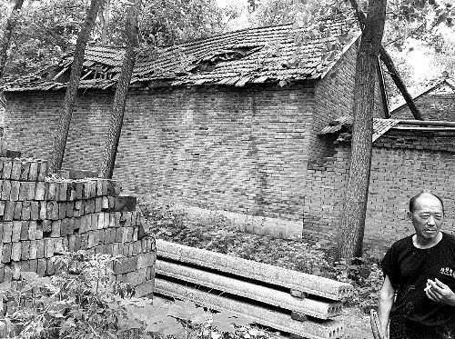 嫌疑人父母時常外出反映問題，家里的房子已破爛不堪。