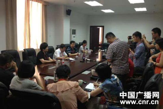 試卷原件展示前向媒體說明情況，并要求媒體不能拍照或攝像