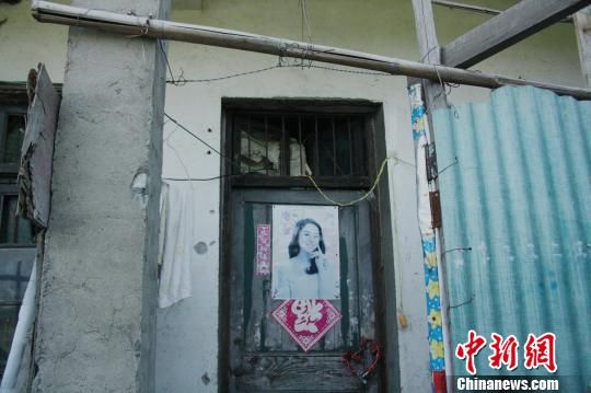 圖為嫌犯租住的民房，當(dāng)天受害人即攀在門上的窗口對(duì)外呼救。 吳佳蔚 攝