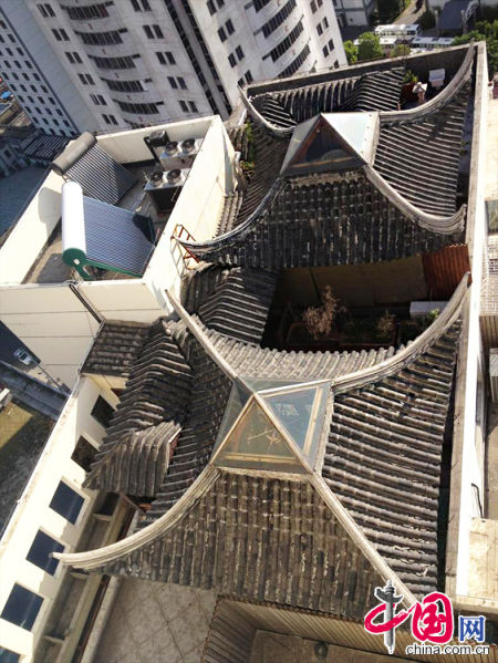 2013年8月14日，江蘇蘇州蘇州市三香大廈高樓18層樓頂東側(cè)陽臺上的“蘇州園林”式別墅，兩座涼亭和兩道回廊，飛檐翹角，一派蘇州園林的氣勢。中國網(wǎng)圖片庫李俊鋒攝影