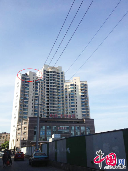 2013年8月14日，江蘇蘇州蘇州市三香大廈高樓18層樓頂東側(cè)陽臺上的“蘇州園林”式別墅，兩座涼亭和兩道回廊，飛檐翹角，一派蘇州園林的氣勢。中國網(wǎng)圖片庫李俊鋒攝影