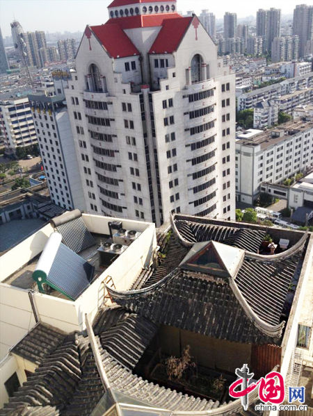 2013年8月14日，江蘇蘇州蘇州市三香大廈高樓18層樓頂東側(cè)陽臺上的“蘇州園林”式別墅，兩座涼亭和兩道回廊，飛檐翹角，一派蘇州園林的氣勢。中國網(wǎng)圖片庫李俊鋒攝影