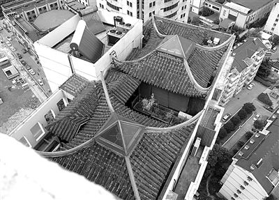 前日，從三香大廈另一單元樓頂俯拍“空中園林”。