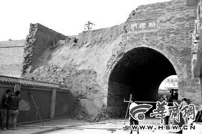 昨日上午9時左右，工人在倒塌處重新裝上護欄。實習(xí)記者 楊虎元 攝