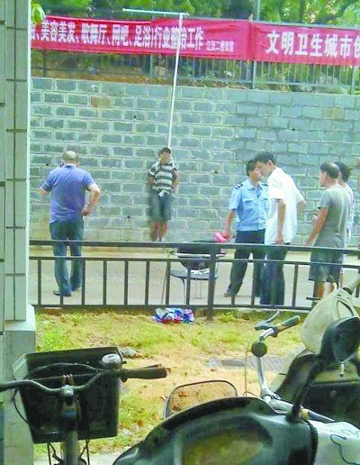 小偷被五花大綁捆在小區(qū)門(mén)前的墻壁上示眾。 網(wǎng)友羅先生 攝