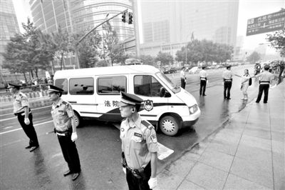 　　昨日早上,押解李某某的車隊開進法院。當(dāng)日,李某某等5人涉嫌強奸案在海淀法院不公開審理。本版攝影/新京報記者 王貴彬