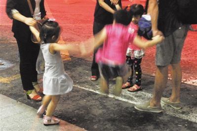 2012年8月1日晚，北京兒童醫(yī)院，三個(gè)來(lái)自廊坊的小女孩在玩耍，她們都被幼兒園老板性侵害。本版攝影/新京報(bào)記者 尹亞飛