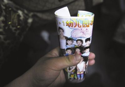 2012年8月1日，事發(fā)幼兒園一受害女童展示班級(jí)合影。