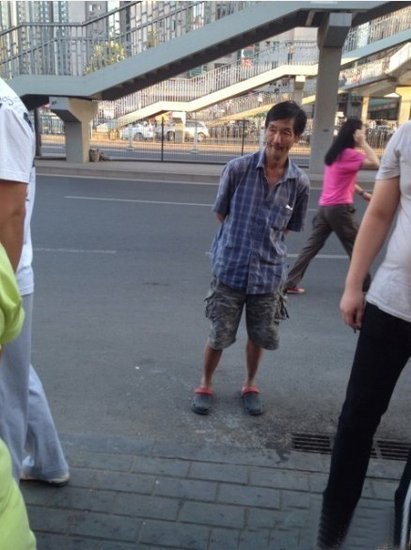 搶嬰男子站在一旁。