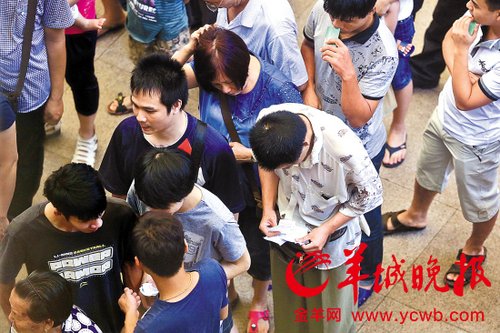 挎腰包的“黃?！狈职l(fā)一輪“任務(wù)”后，自己也開始整理“炒號(hào)”簽條