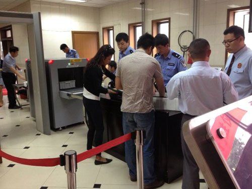 上午蘇順虎律師和其家屬安檢進(jìn)入法院。