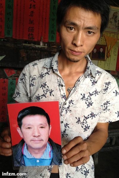 程興貴的兒子程正鵬拿著父親的遺照。程興貴自殺后，政府補(bǔ)償程家6000多塊錢，并終于認(rèn)定了程興貴的代課教齡。 (南方周末記者雷磊/圖)