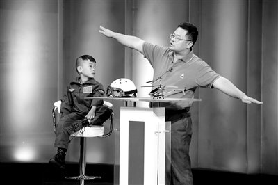 9月6日，“鷹爸”和多多在北京科影制片廠錄制一檔節(jié)目。