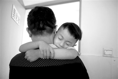 9月6日，“鷹爸”抱著多多去化妝間，準(zhǔn)備錄制節(jié)目。