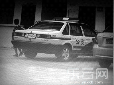 被指接送小孩上學(xué)的警車。