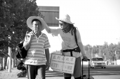 徒步旅途的第77天，雷闖與父親一起前行。雷闖供圖