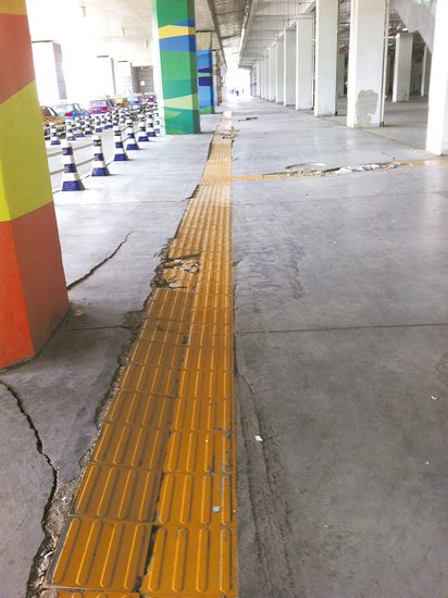 在溫嶺火車站架空層，由于沉降產(chǎn)生的裂縫到處可見。