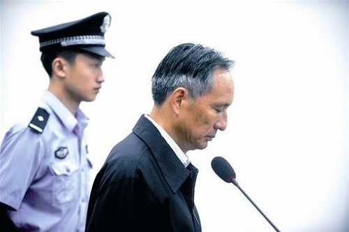 圖為：10日，張曙光在北京市第二中級人民法院接受庭審 新華社發(fā)