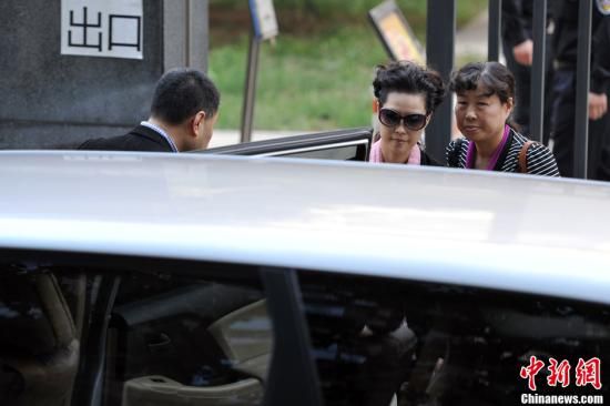 圖為宣判結(jié)束后夢鴿面無表情走出海淀法院，乘車離開。