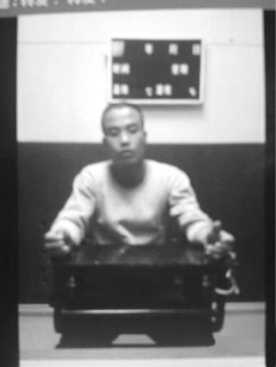 案發(fā)后,當(dāng)?shù)卮迕駛儑^現(xiàn)場(chǎng)。網(wǎng)絡(luò)截圖