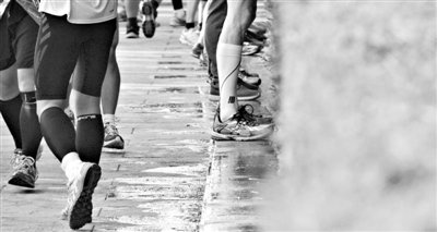 昨日，2013年北京馬拉松，因流動廁所和公廁有限，很多選手都“就地解決”，地面上“水”流成河。