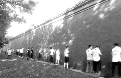 網(wǎng)友上傳的“北馬”選手集體“尿紅墻”圖片。