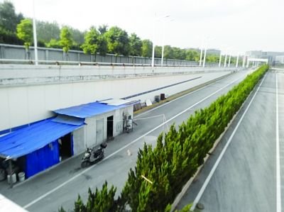 隧道內(nèi)堆放著大量生活用品。