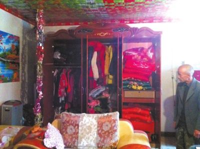 大衣柜里掛滿(mǎn)了各式衣服和挎包。