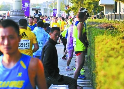 北京馬拉松“尿紅墻” 集體噓噓是傳統(tǒng)？