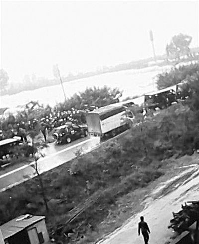 22日，云南晉寧數(shù)百村民與警方對(duì)峙。網(wǎng)絡(luò)截圖