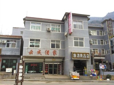 今年，胡萬林涉嫌非法行醫(yī)的地點(diǎn)，就在這座農(nóng)家賓館內(nèi)。