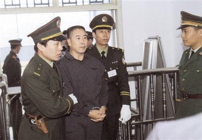 2000年9月30日，河南商丘，胡萬林被法警押上法庭。