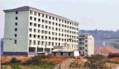  10月23日，長(zhǎng)沙市岳麓區(qū)蓮花鎮(zhèn)云蓋村村委會(huì)的辦公大樓。  實(shí)習(xí)記者 李健 攝