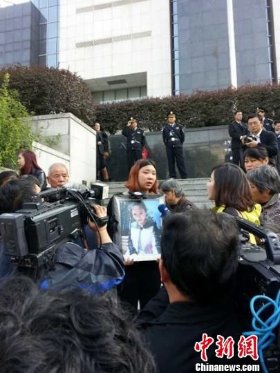 法院外，死者祁某的家人正在接受媒體采訪。 田雯 攝