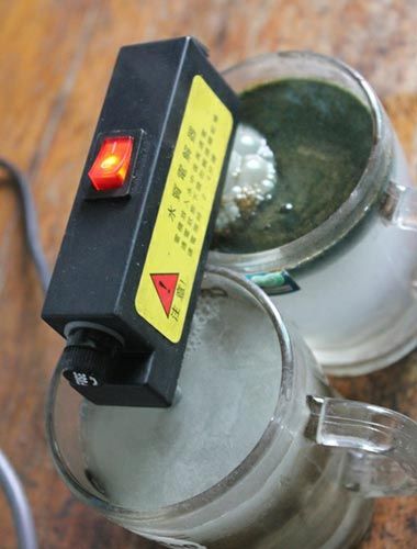 試驗后的水對比，工程供水變成了墨綠色