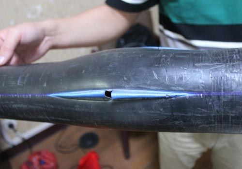 爆裂的水管，像被刀劃開一樣