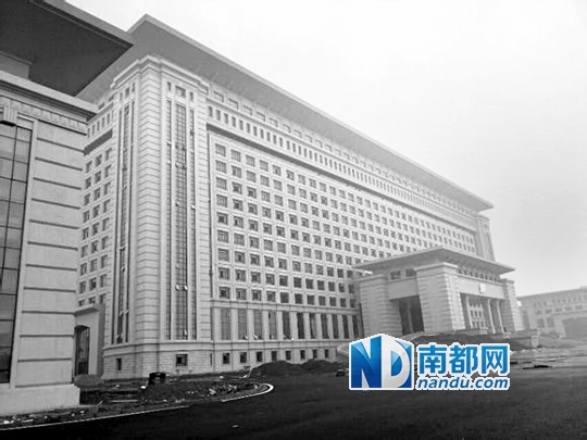 圖片顯示，湖南攸縣新建的發(fā)展中心樓群氣派，廣場龐大。 圖片來源：天涯論壇