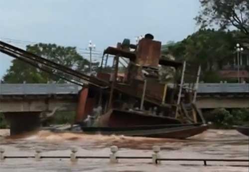 抽砂船卡在橋下。