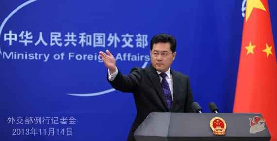 2013年11月14日，外交部發(fā)言人秦剛主持例行記者會(huì)。